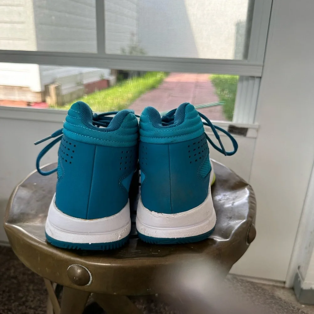 Under Armor Girl’s Basketball Shoes, 6Y - Picture 5 of 6